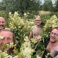 4 Нейкед Гайс Энд Уан Дед Пижон (Баррел Эйджед)